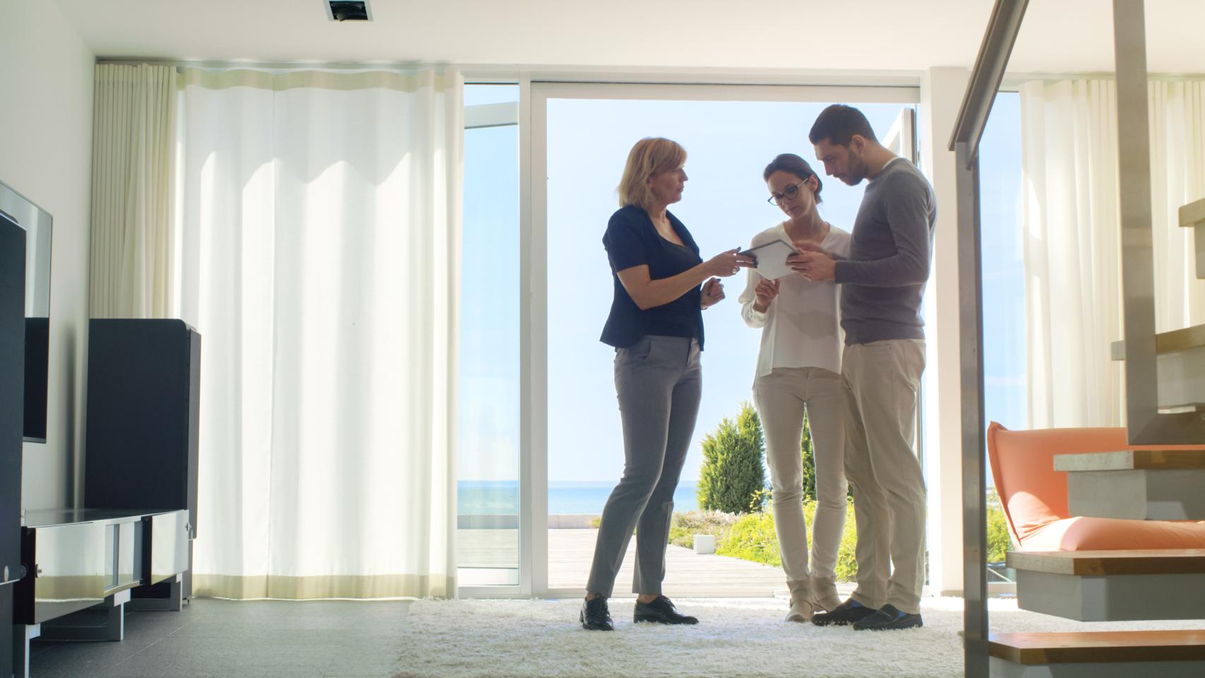 Imagen de archivo de algunas personas mirando un piso.