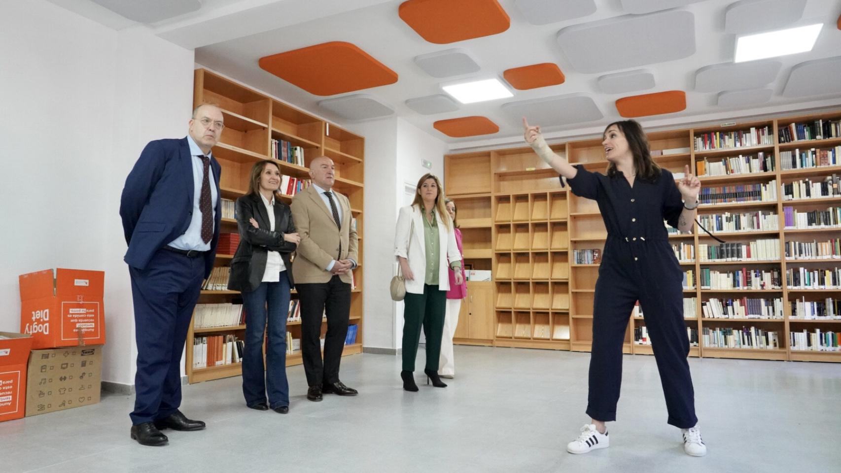 La directora del IES Parquesol, Raquel Martínez Manjarrés, muestra las instalaciones del centro a los políticos