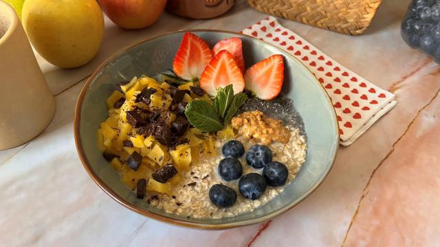 Gachas de avena, manzana y chía, el desayuno que querrías tomar a cualquier hora del día