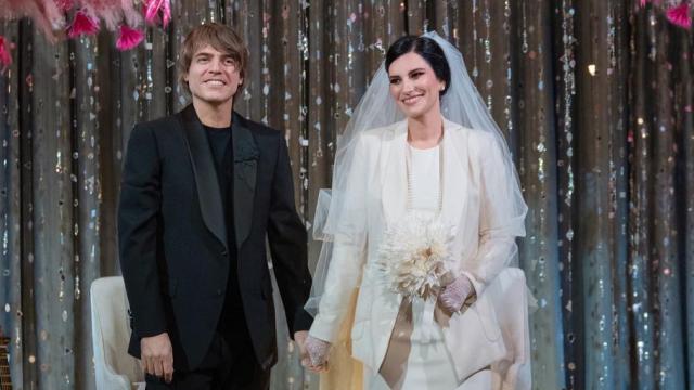 Laura Pausini, feliz y exultante tras dar el 'sí, quiero' a su esposo, Paolo Carta.