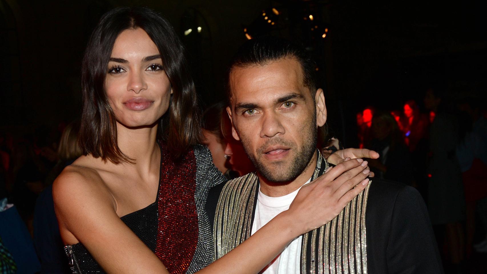 Dani Alvés junto a su expareja, Joana Sanz, durante la Paris Fashion Week, en septiembre de 2018.