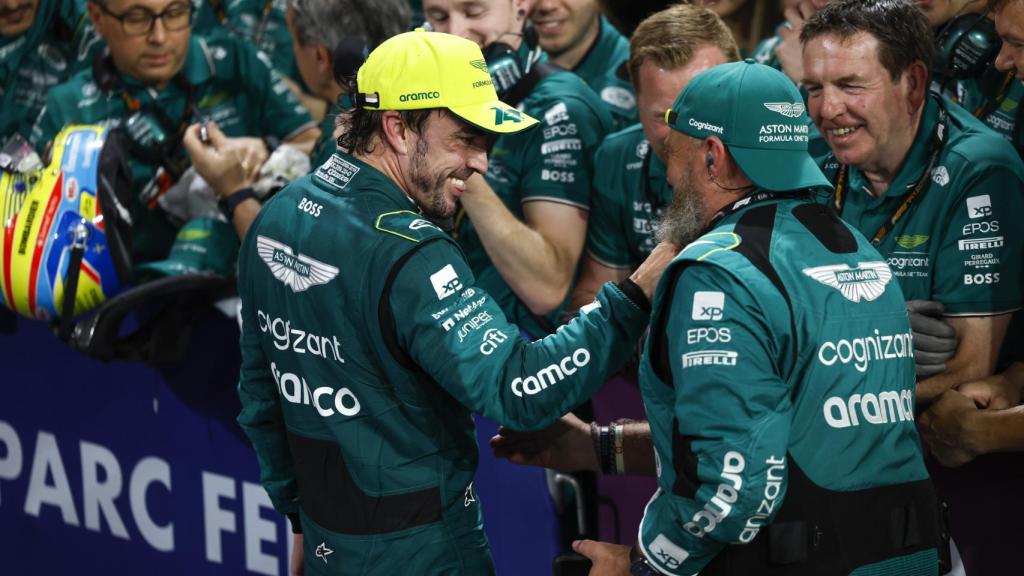 Fernando Alonso celebra con su equipo el podio conseguido en el GP de Arabia Saudí