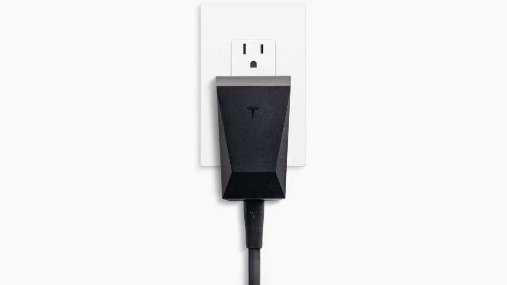 El adaptador de corriente de Tesla tiene la forma del Cybertruck