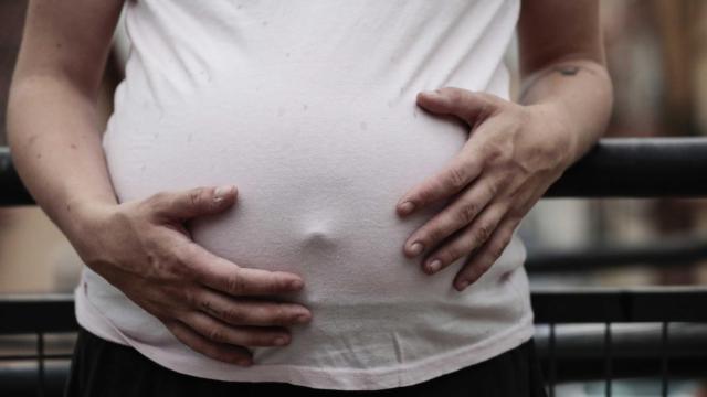Teresa muestra su embarazo poco antes de dar a luz, en junio del año pasado.