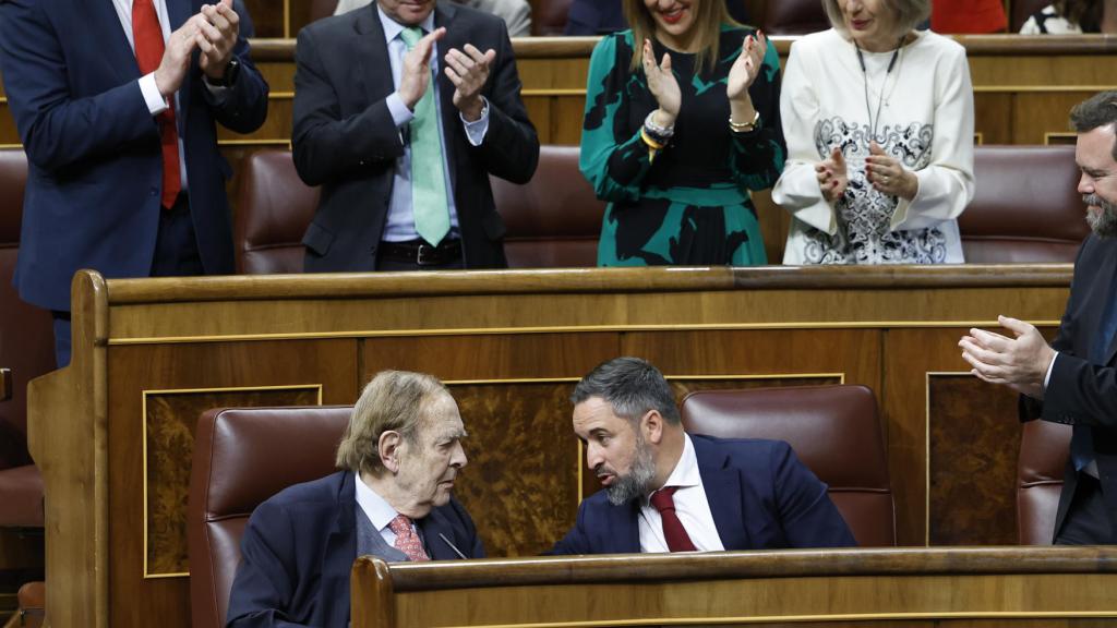 Ramón Tamames junto a Santiago Abascal en el Congreso de los Diputados este miércoles.