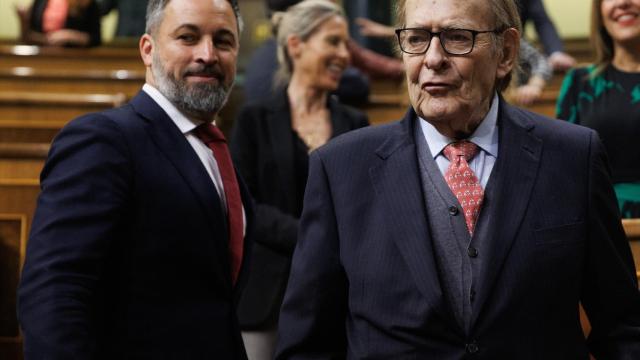 El líder de VOX, Santiago Abascal y el candidato de la moción de censura, profesor y economista Ramón Tamames, a su llegada a la segunda sesión de la moción de censura.