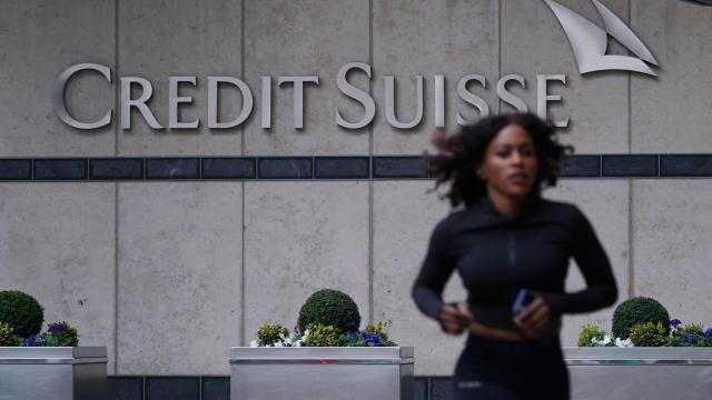 Una mujer pasa corriendo delante de las oficinas de Credit Suisse en Londres.