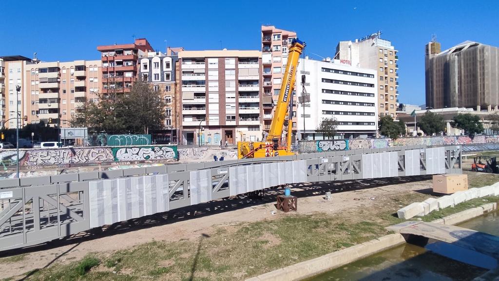 Imagen de la pasarela peatonal del CAC Málaga, en el cauce del río Guadalmedina.