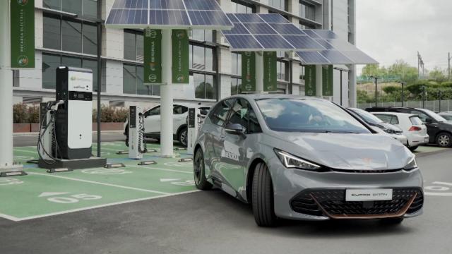 Cargadores de coche eléctrico en la sede de Iberdrola en Madrid.