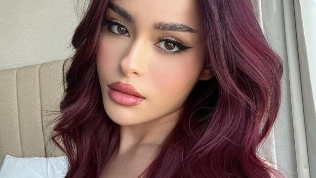 Hayley Bui con el tono de pelo “cherry coke”