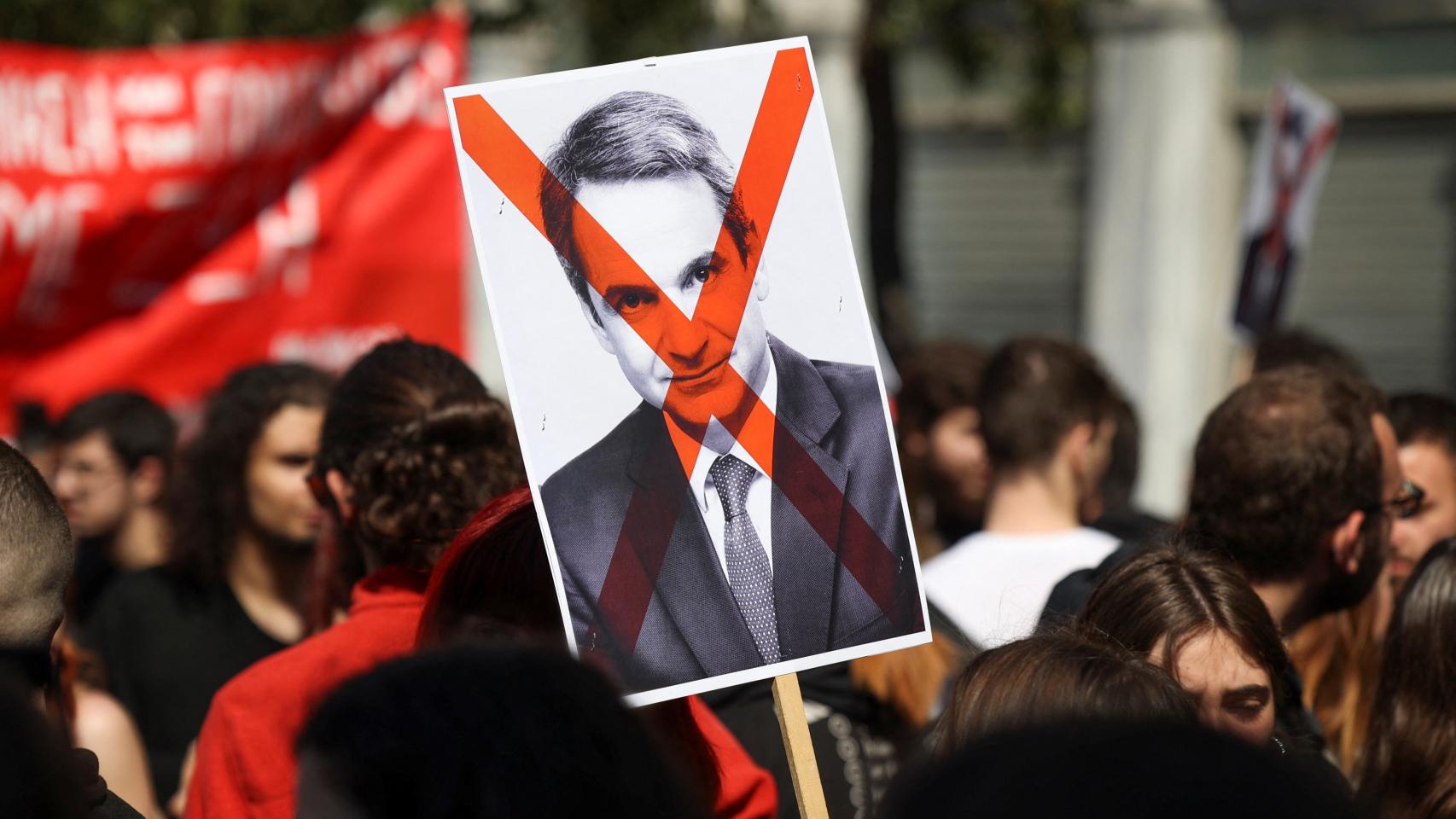 Una manifestación contra el primer ministro griego Kyriakos Mitsotakis, por el accidente de tren ocurrido en Larissa.