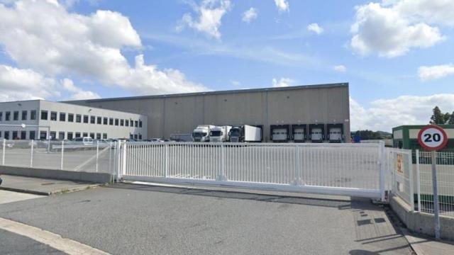 Entrada al almacén logístico de Lidl en Río do Pozo, Narón