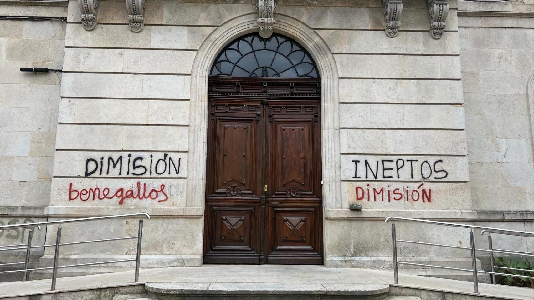 Nuevas pintadas en la fachada del Concello de Ponteareas.