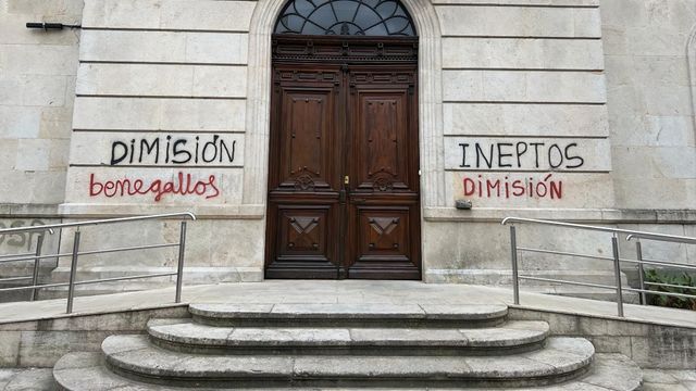 Nuevas pintadas en la fachada del Concello de Ponteareas.