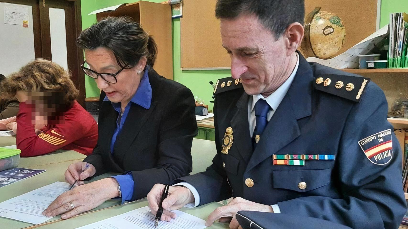 Maica Larriba junto al comisario jefe de Pontevedra, Juan José Díaz.