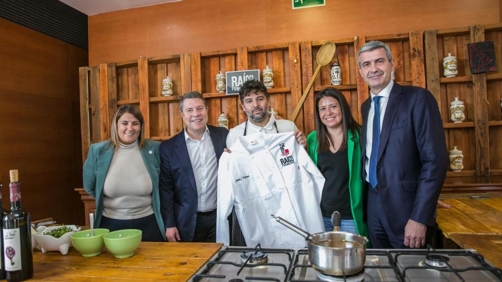 El joven Antonio con su recién estrenada chaquetilla de cocinero.