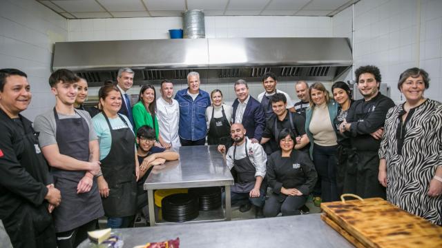 Las autoridades junto a responsables y participantes del programa 'Semillas'.