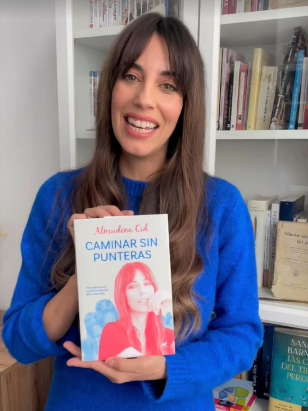 La escritora, con su nuevo libro.