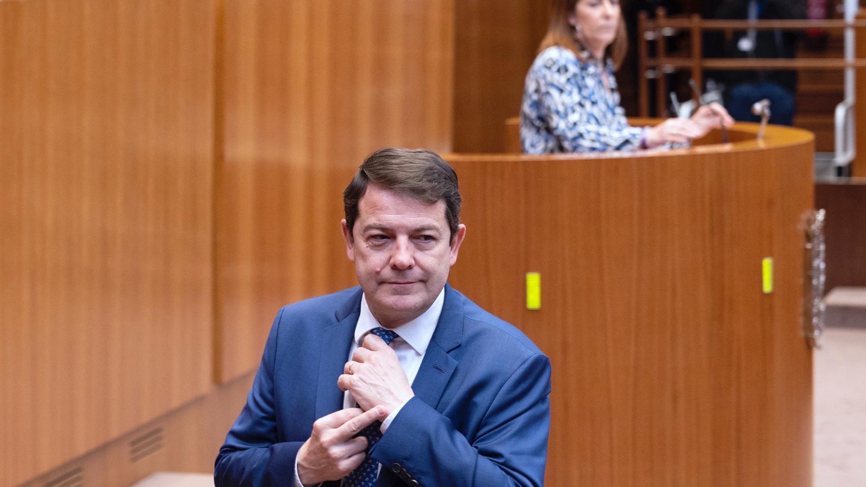 Imagen del instante en el que Fernández Mañueco hace el polémico gesto mientras interviene Rosa Rubio