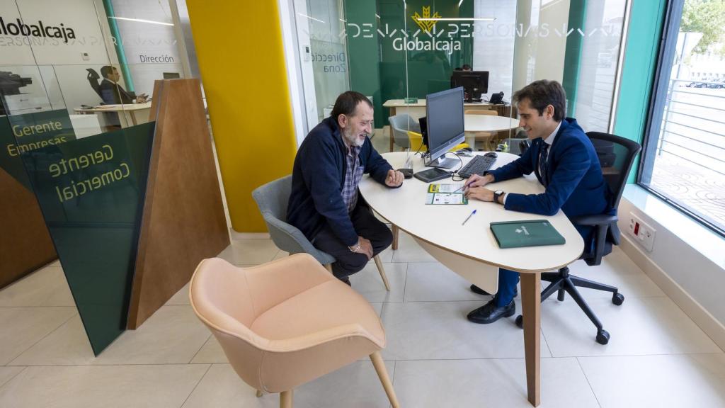 Un trabajador atiende a un cliente en una de las oficinas de Globalcaja.