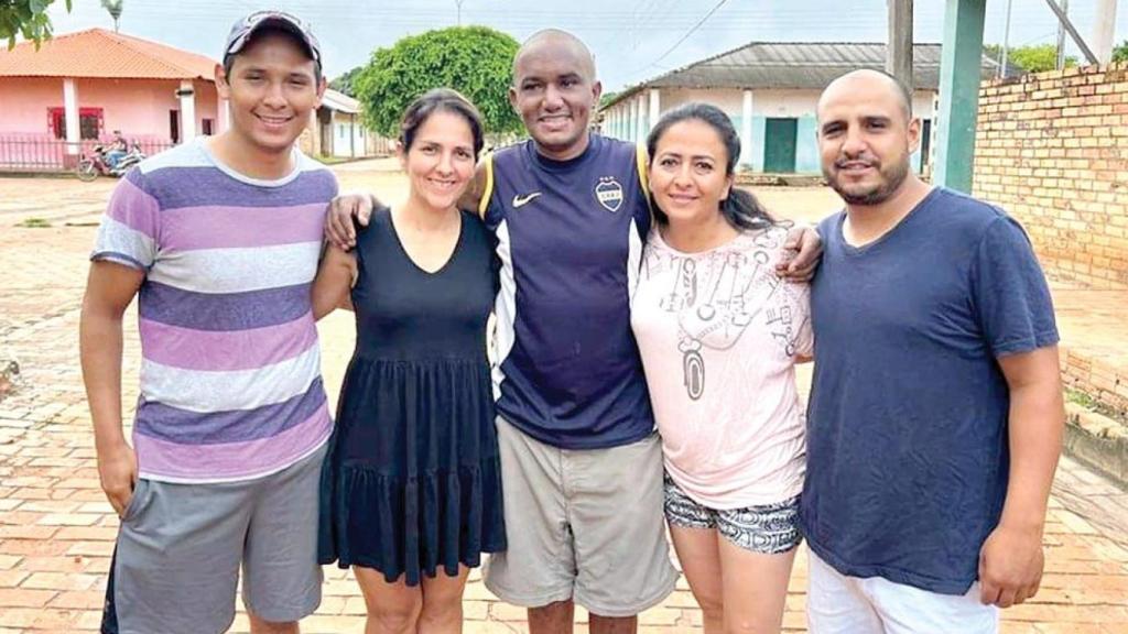 De izquierda a derecha, Omar Horacio, Carla, Jhonatan, Milade y Berno, hermanos del rescatado, a los pocos días de su reencuentro.