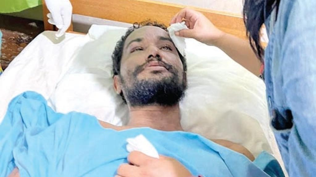 Jhonatan recibiendo atención médica tras ser rescatado.