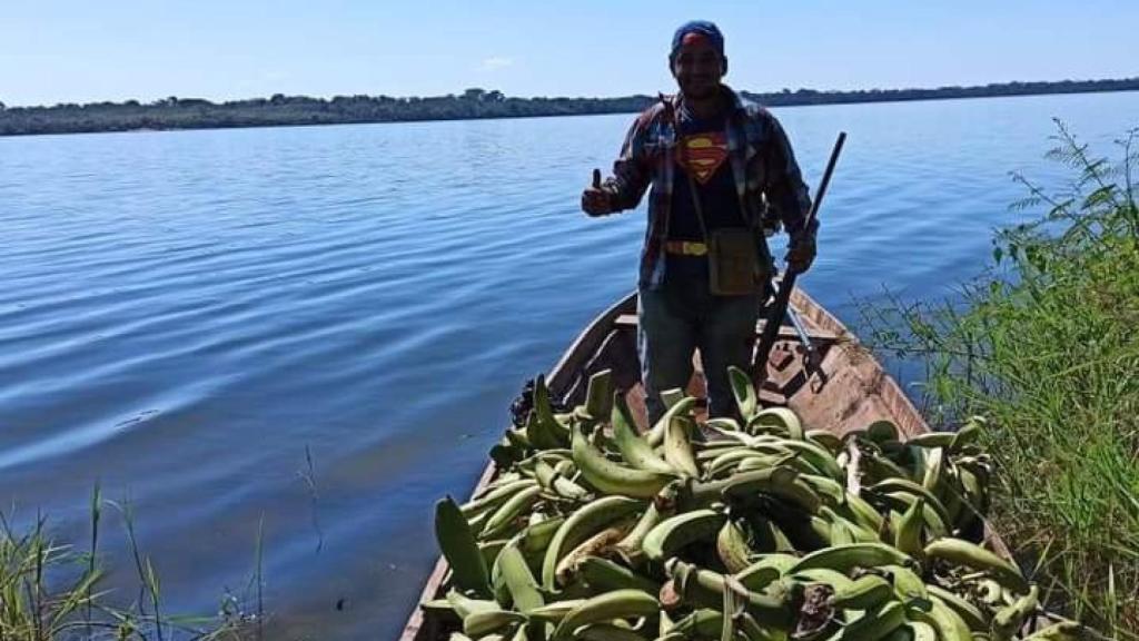 Jhonatan en una canoa antes del suceso.
