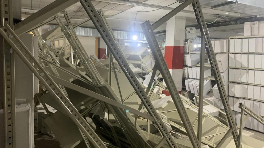 Otra imagen de las estanterías caídas.