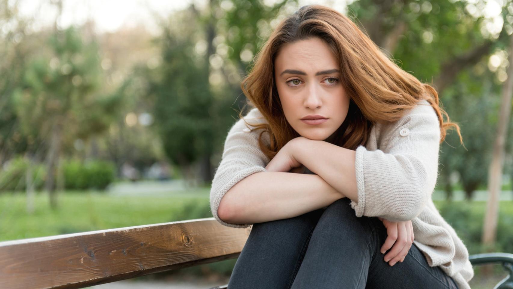 Mujer decaída en un parque. Fuente: iStock.