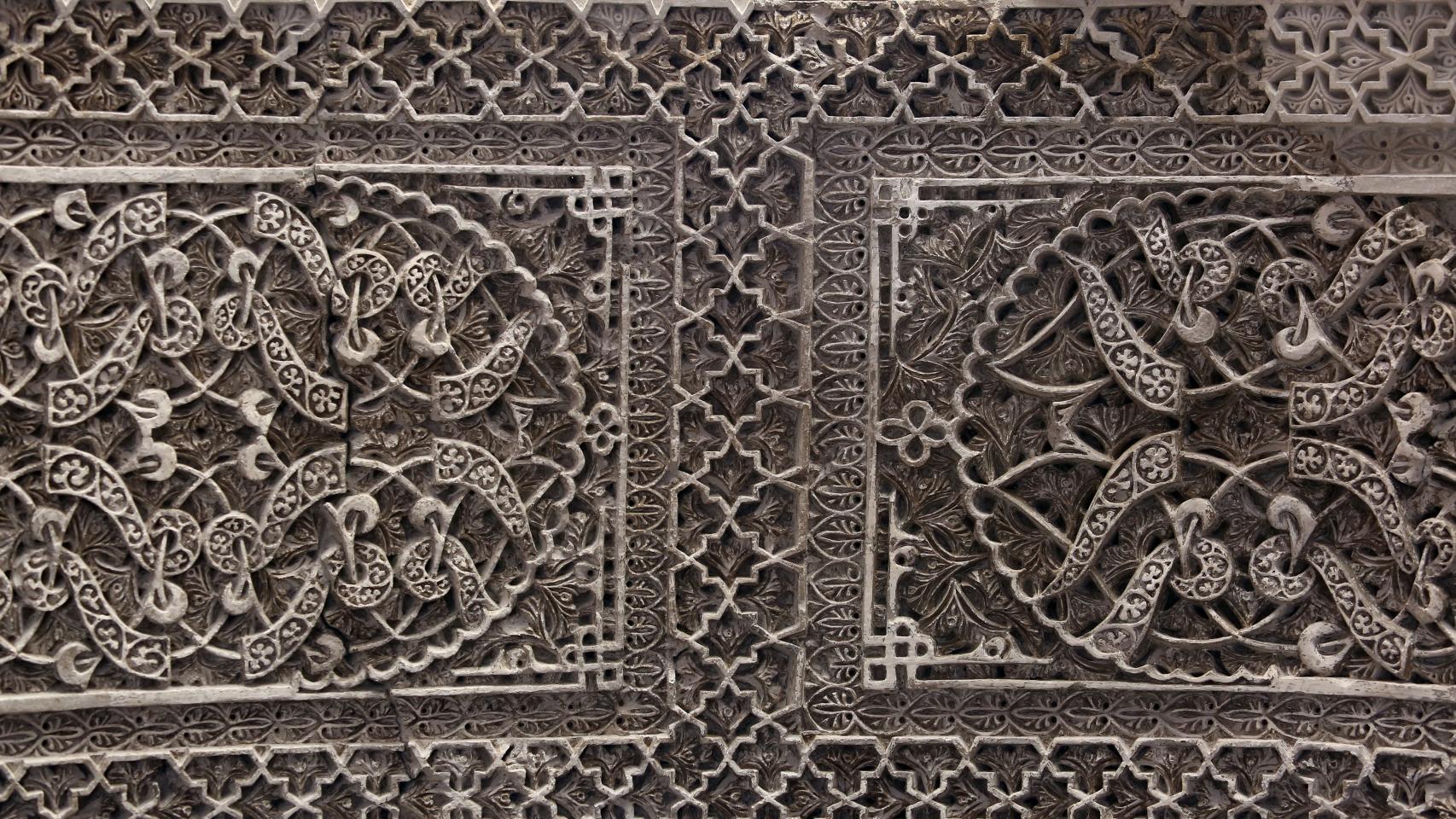 Parte de las yeserías del Salón Rico de Toledo.