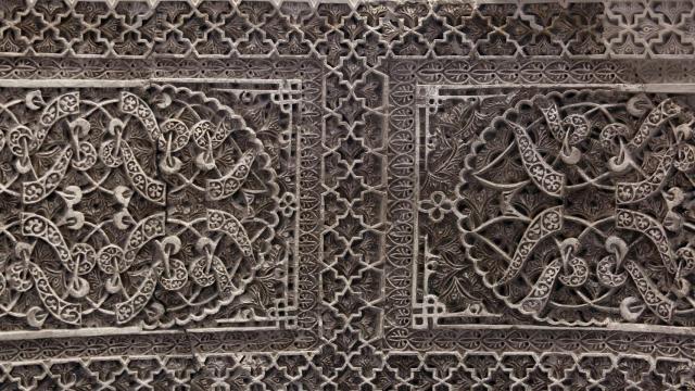 Parte de las yeserías del Salón Rico de Toledo.