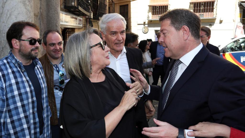 Emiliano García-Page saluda a Esther Esteban, presidenta ejecutiva de EL ESPAÑOL - EL DIGITAL CLM.