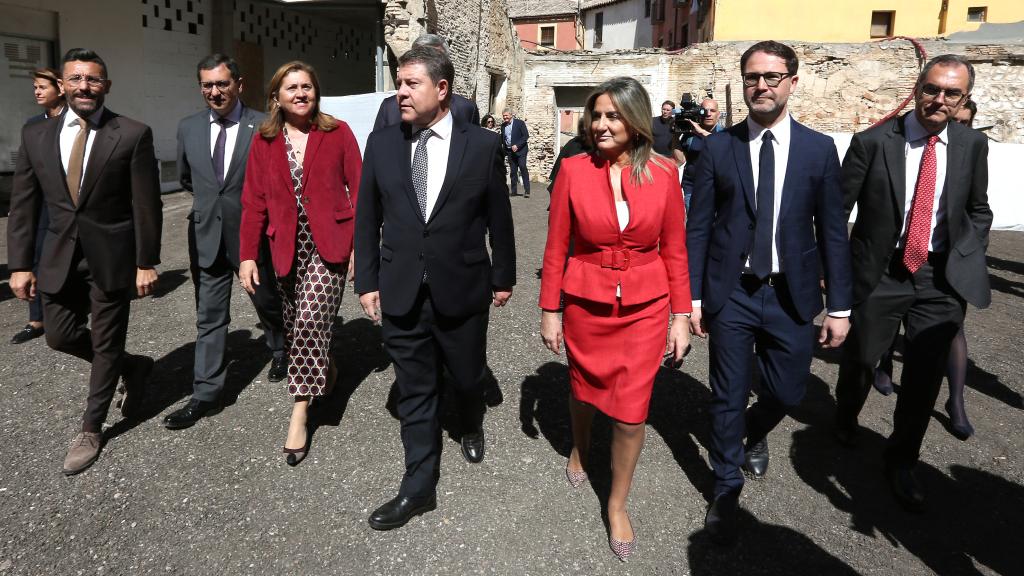 Milagros Tolón y Emiliano García-Page, junto al resto de autoridades, a su llegada al Salón Rico.