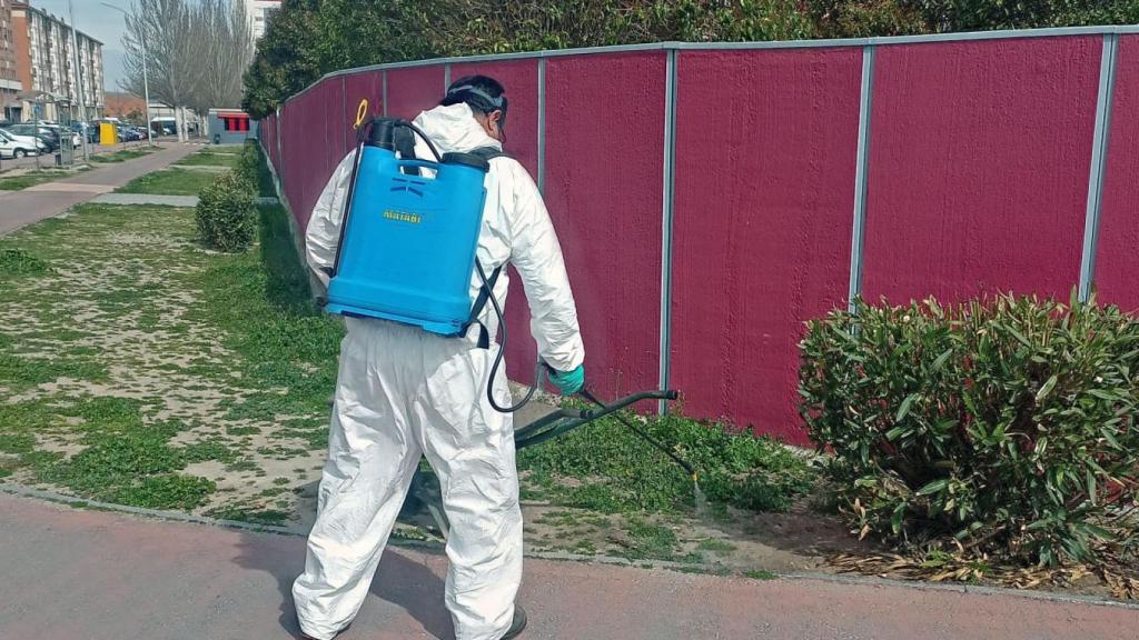 Un trabajador cerca del estadio en Laguna de Duero
