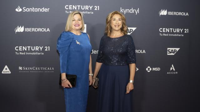 Idoya Aramendi (derecha) en el photocall de la gala 'Top 100 Mujeres Líderes'