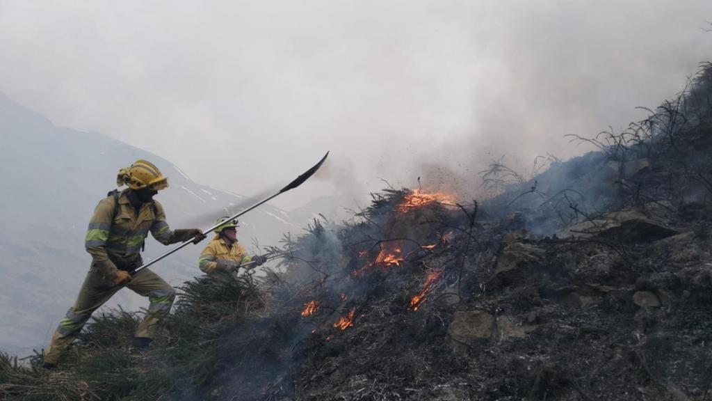 Extinción de un incendio forestal en Cantabria.