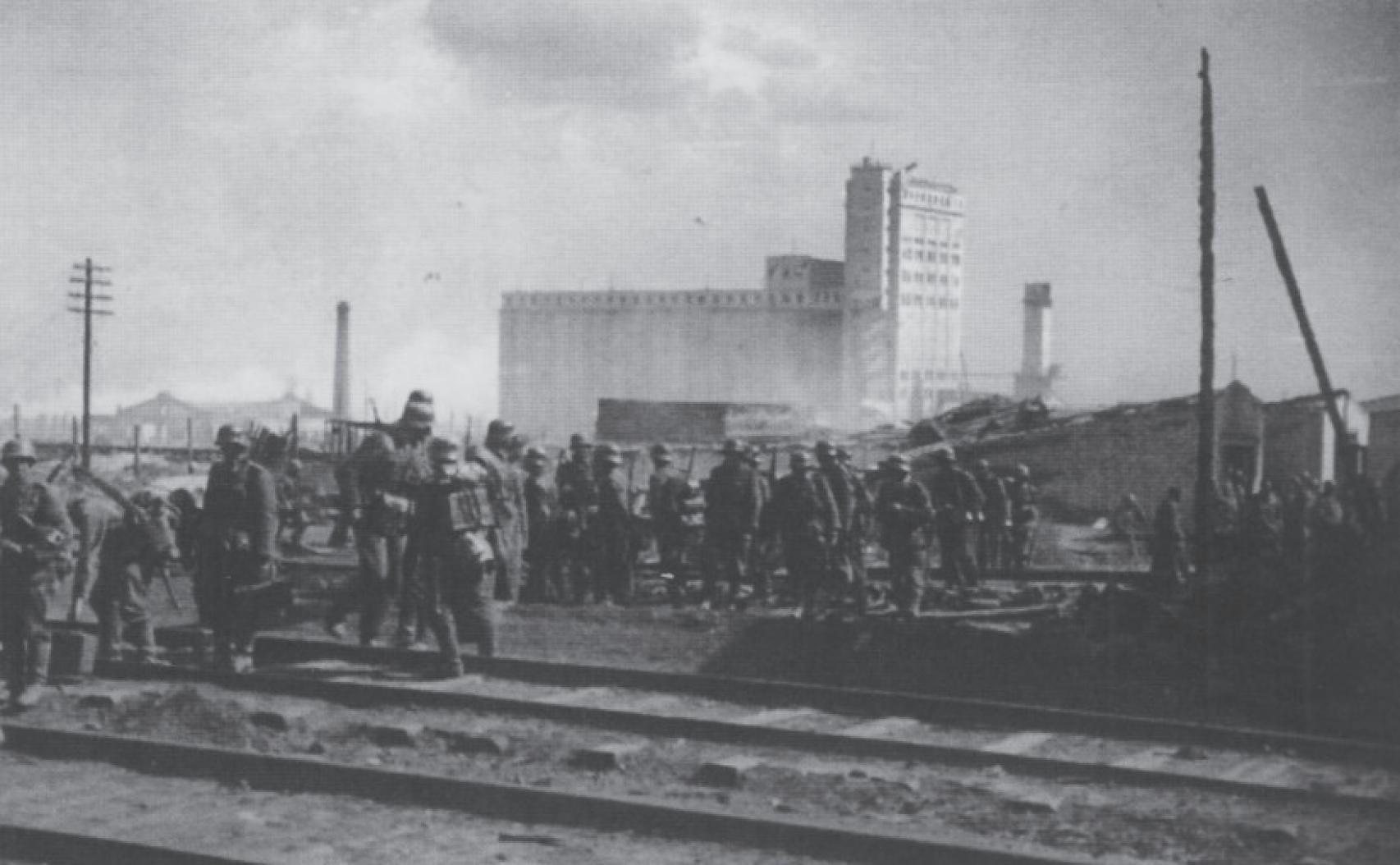Soldados de una división de infantería se preparan para atacar el complejo elevador de cereales en septiembre de 1942.
