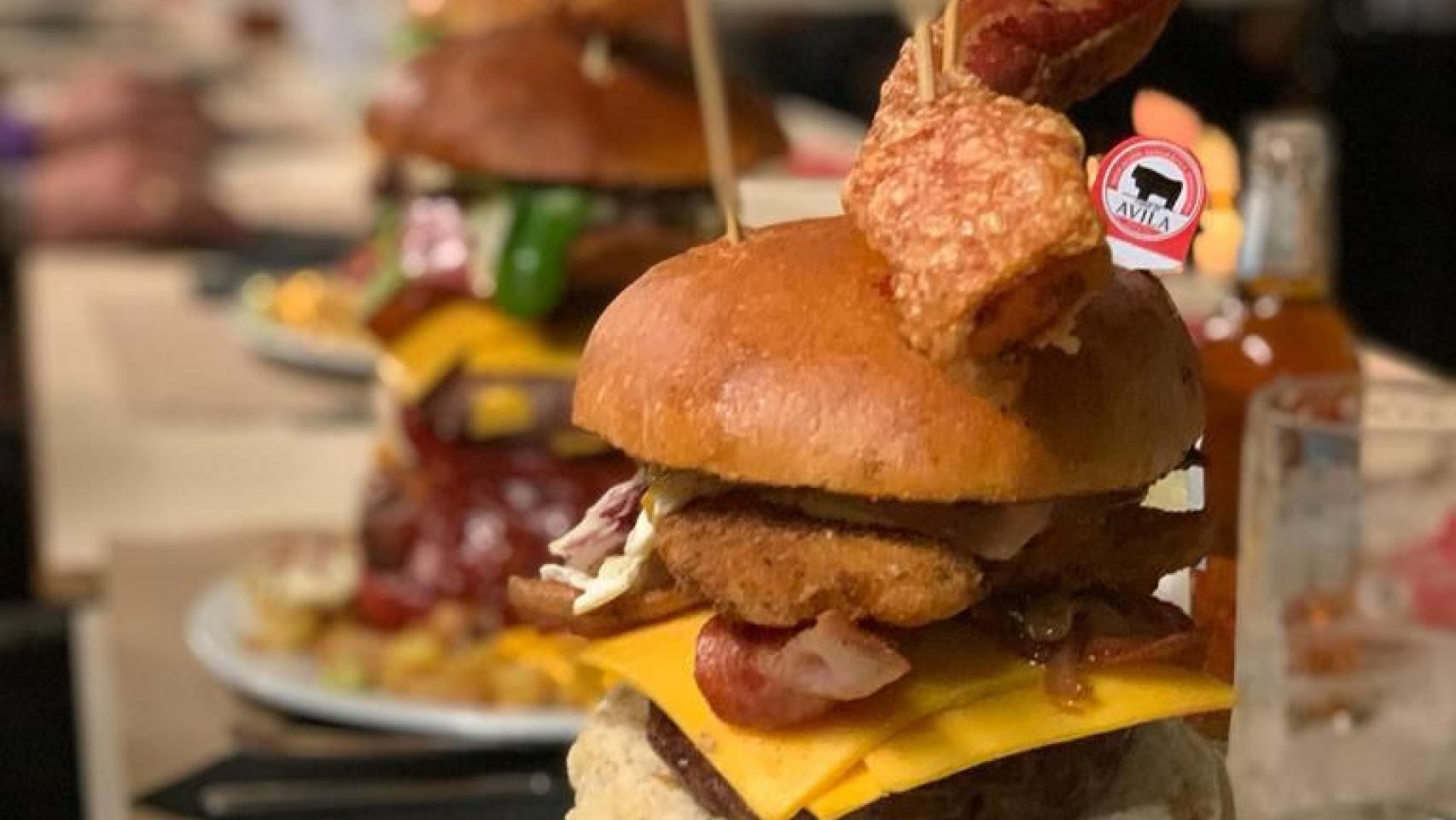 Hamburguesa del reto del restaurante Puerta del Alcázar de Ávila