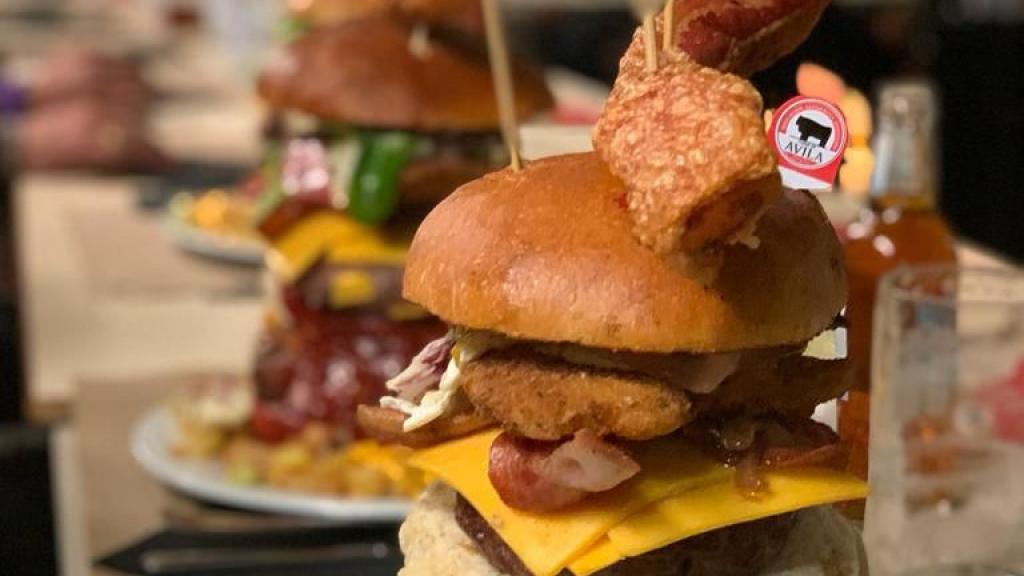 Hamburguesa del reto del restaurante Puerta del Alcázar de Ávila