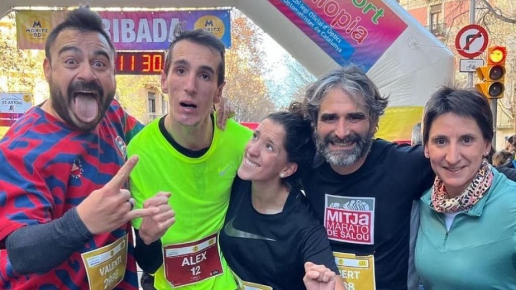 Àlex Roca junto a algunos de sus compañeros de equipo.