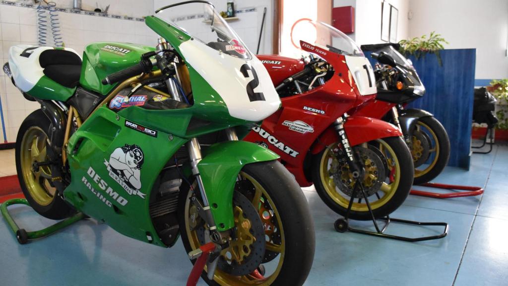 Motos en el taller de Evelio Tejero