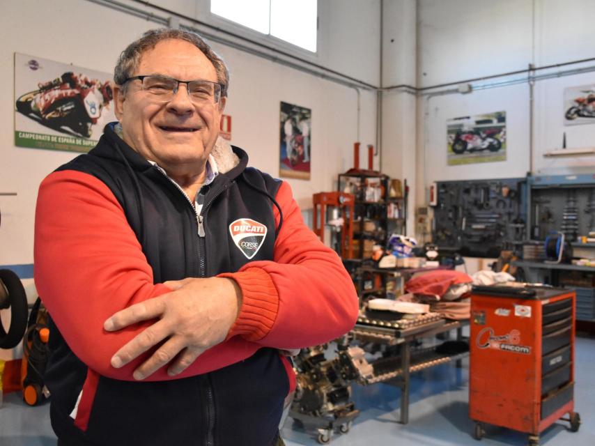 Evelio Tejero sonriente en su taller
