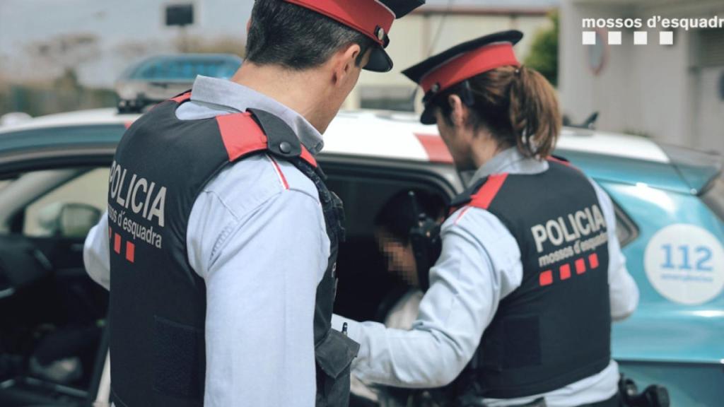 Dos agentes de los Mossos d'Esquadra, en una patrulla.