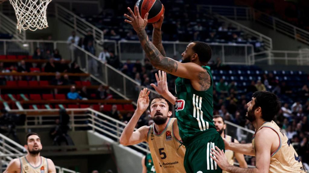 Derrick Williams entra a canasta.