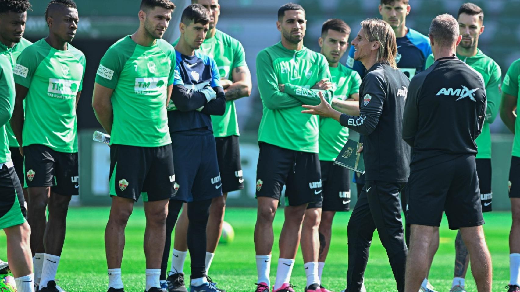 Sebastián Beccacece, con los jugadores del Elche.