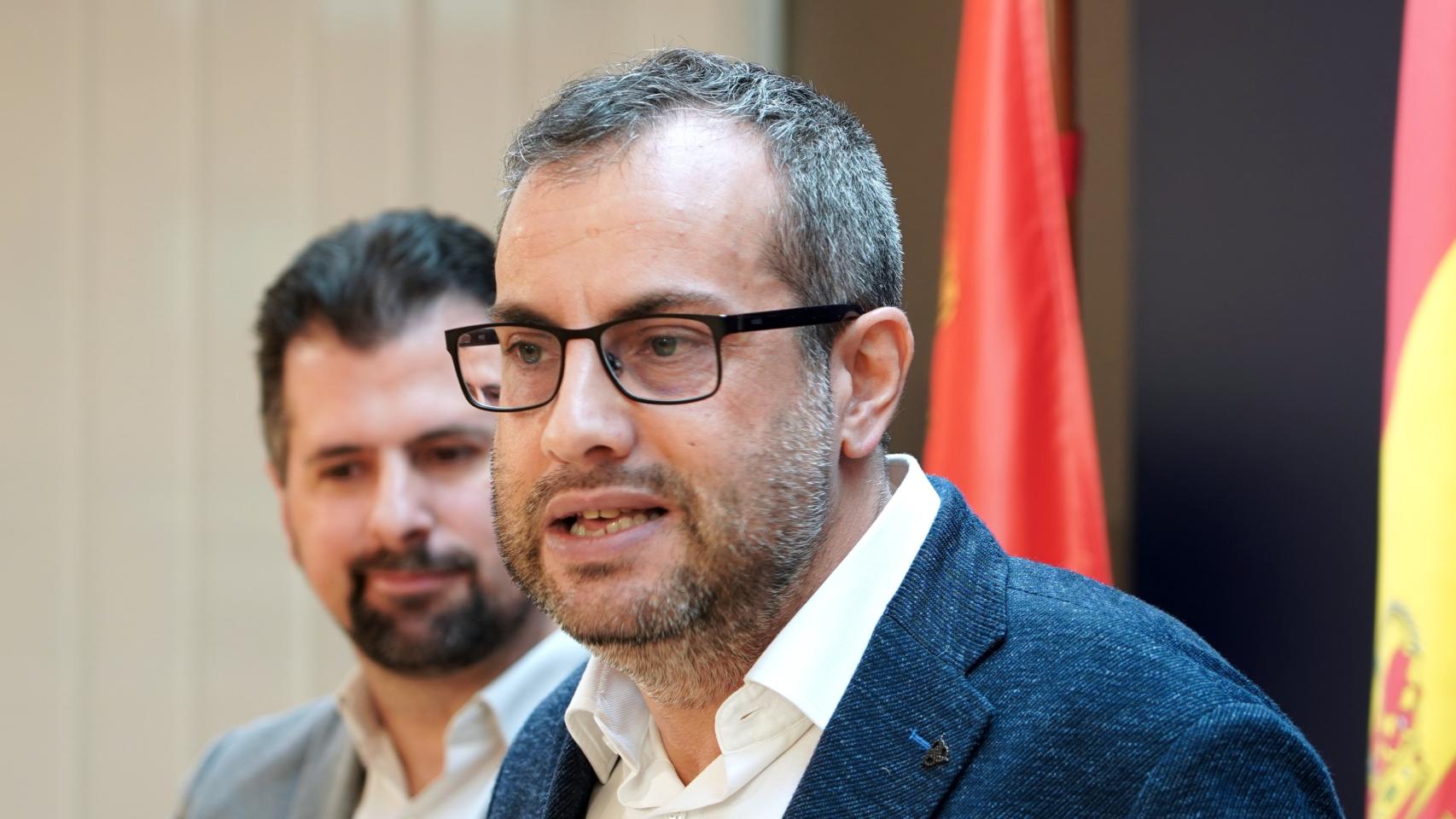 El secretario general del PSCyL, Luis Tudanca, y el eurodiputado Ibán García, durante su rueda de prensa de este jueves en las Cortes.