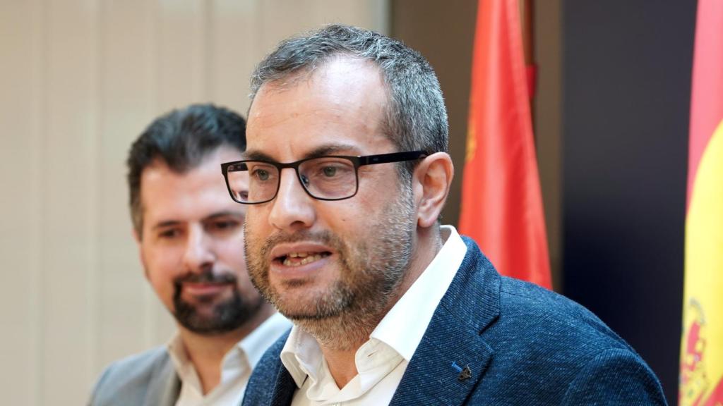 El secretario general del PSCyL, Luis Tudanca, y el eurodiputado Ibán García, durante su rueda de prensa de este jueves en las Cortes.
