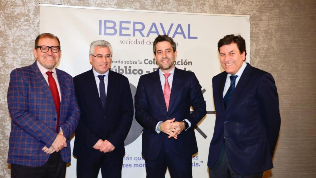 El consejero de Economía y Hacienda de Castilla y León, Carlos Fernández Carriedo, junto al consejero de Desarrollo Autonómico, José Ángel Lacalzada, y el director general de Economía de la Comunidad de Madrid, Juan Manuel López Zafra, acompañan al presidente de Iberaval, César Pontvianne.