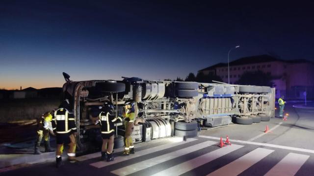 Imagen del camión accidentado a las afueras de Ávila.