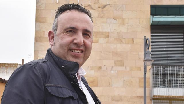 Alfonso Romo, alcalde de Pedrajas, y una farola al fondo